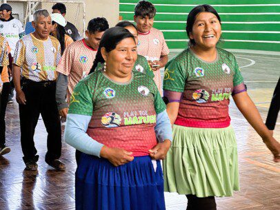 Foto: Mujeres de pollera lucen con alegría las camisetas cuyos colores representan a la especie de ave que identifica a su equipo. Romeo Rojas-Estrada, Armonía