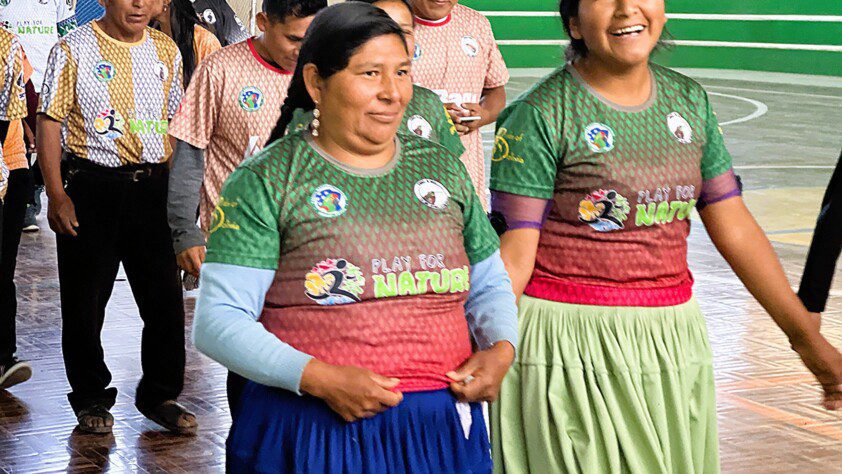 Foto: Mujeres de pollera lucen con alegría las camisetas cuyos colores representan a la especie de ave que identifica a su equipo. Romeo Rojas-Estrada, Armonía
